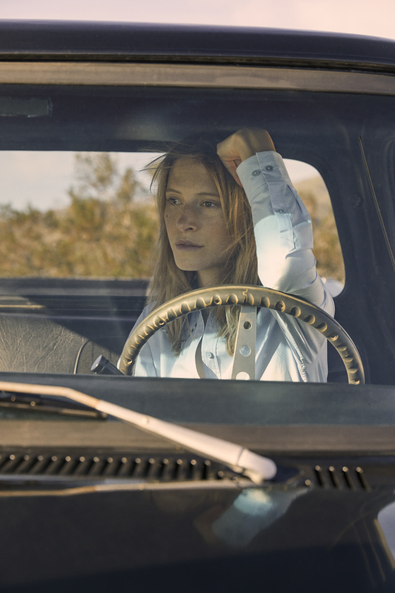 Campaign, woman at the wheel of a vintage truck